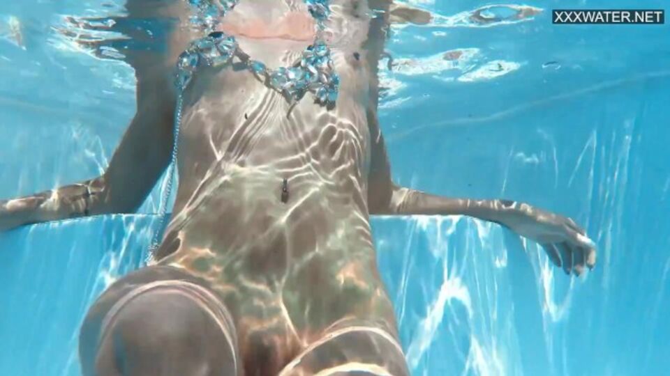 Porno bordo piscina con naturale cortigiana di Underwater Show