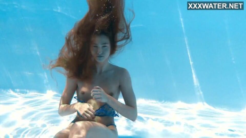 Underwater Show - sexe petits seins