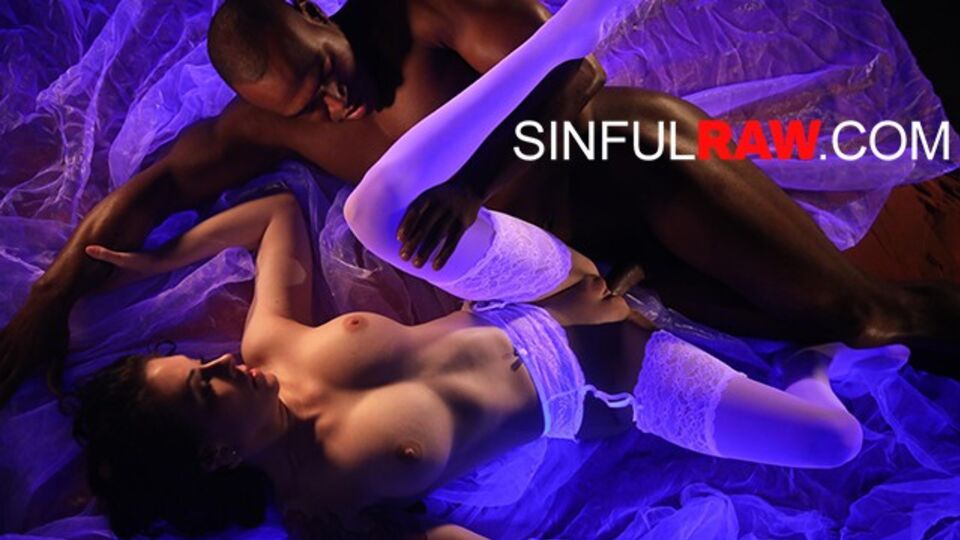 Sexe de bas avec la vive  moukère de Sinful Raw