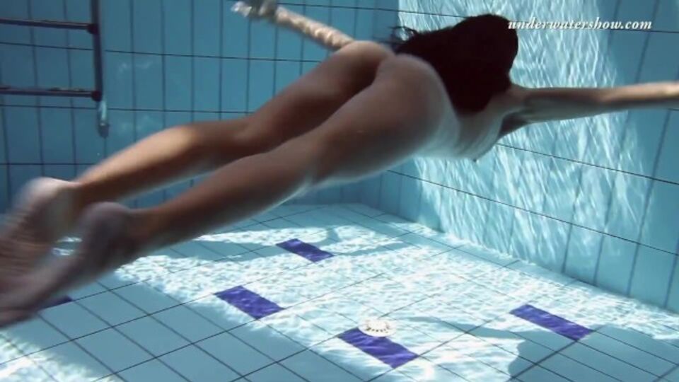 Bonasse dans vidéo brunette de Underwater Show