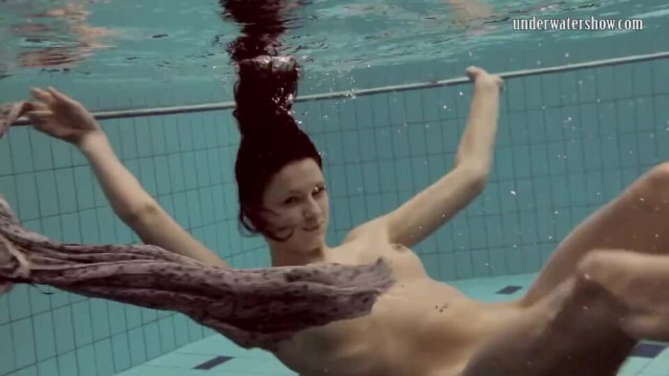 Donna amorevole in xxx ragazzina di Underwater Show