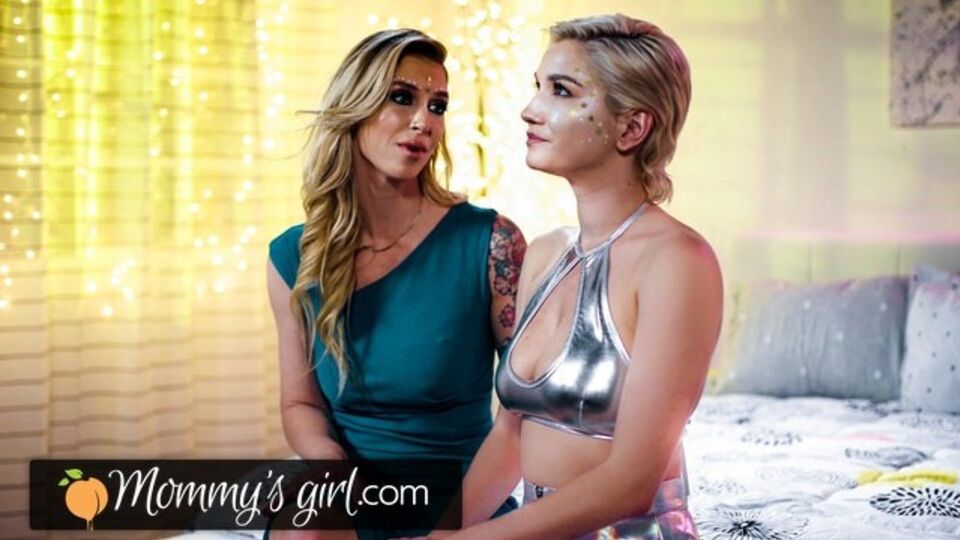 Engelhafte Brooke Banner und Skye Blue - Scheren Film - Mommy's Girl