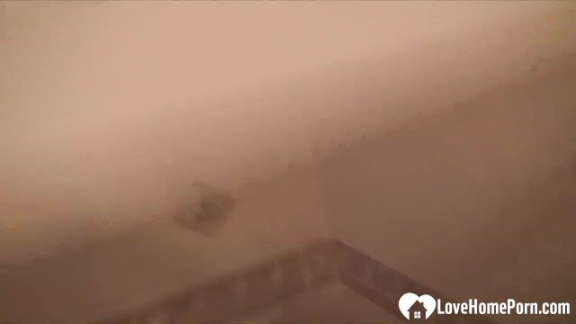 Love Home Porn प्रस्तुत करता है लड़की का बौछार क्लिप