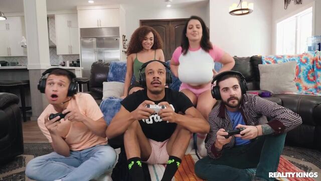 Hot Girls Game presenta adelanto con las tetas grandes de Willow Ryder y Sarah Arabic