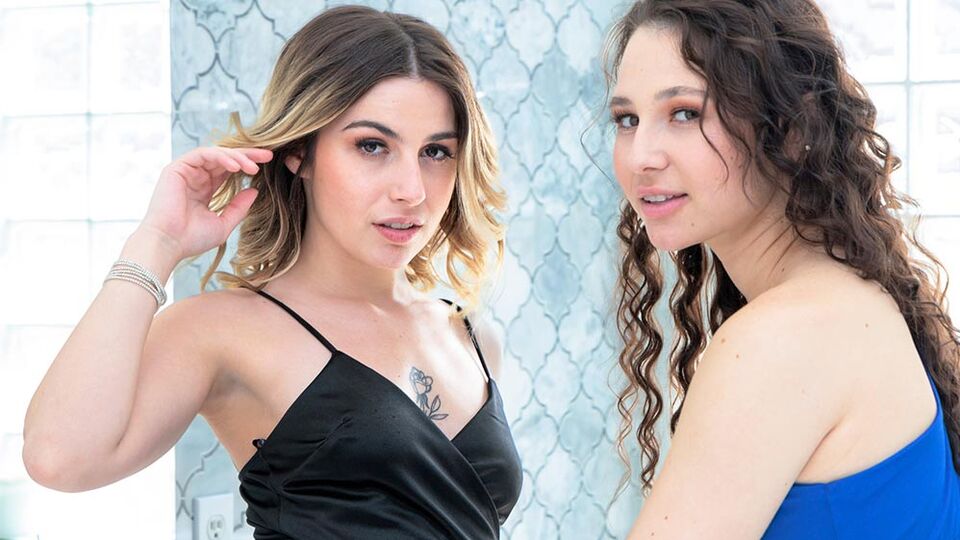 Assista pornô da sorridente Chanel Camryn e Liz Jordan