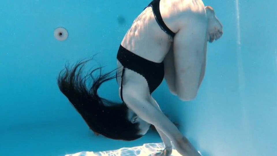 Adescante giada - xxx adolescenti sott'acqua - Underwater Show