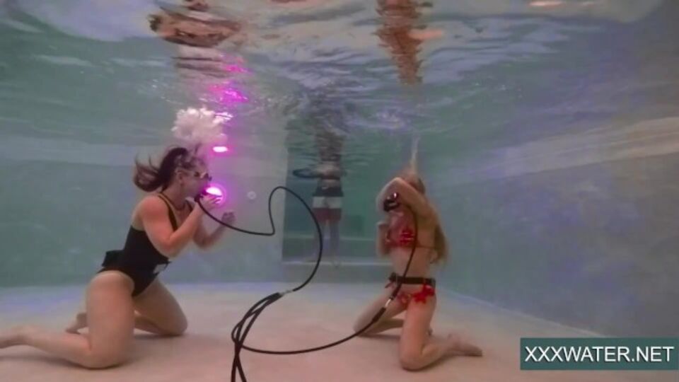 Minnie Manga e Minnie in film xxxwater di Underwater Show