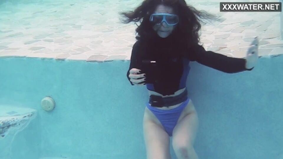 Lussuriosa Emi - clip ragazza in piscina - Underwater Show