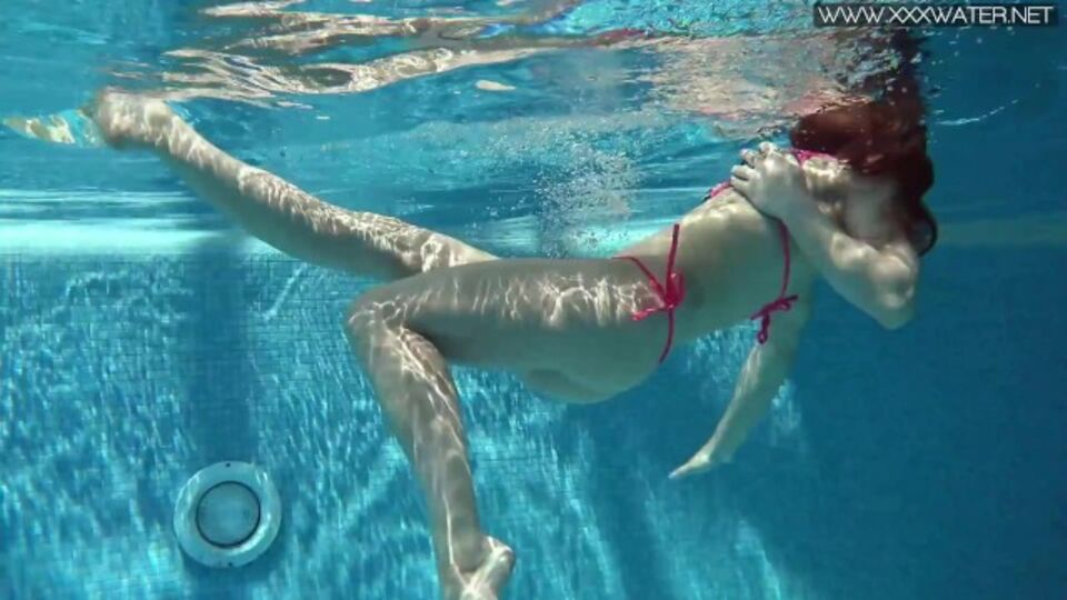 पूल के किनारे xxx Underwater Show से प्यारी Nicole Pearl और Pearl के साथ