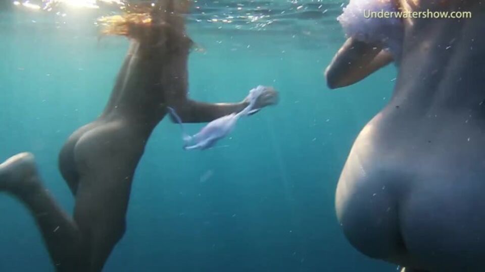 Sexe de lesbienne avec la délicieuse friponne de Underwater Show