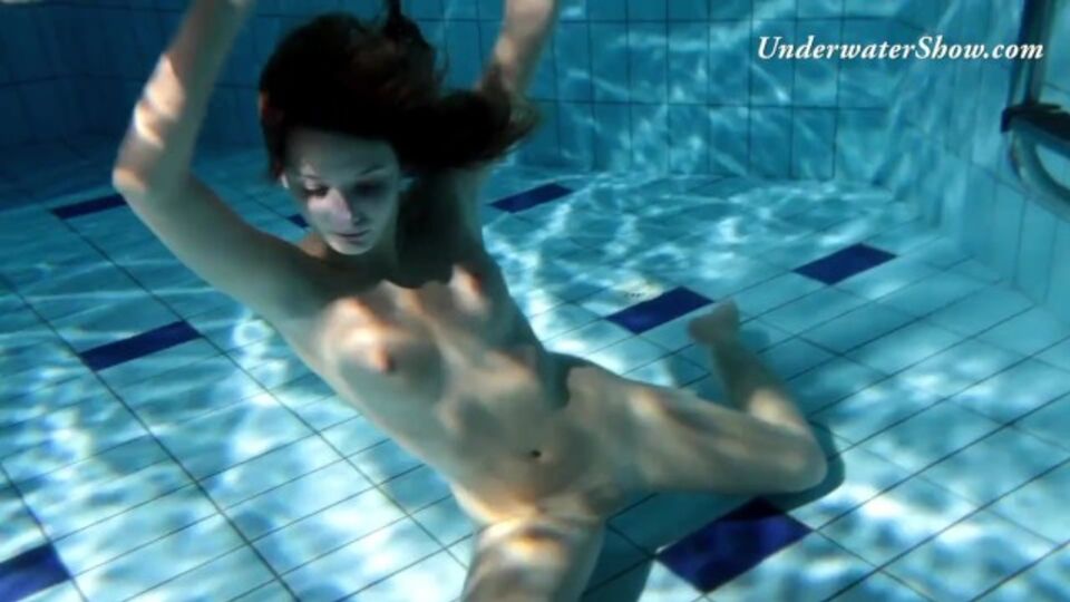 Fille dans clip petite jeune de Underwater Show