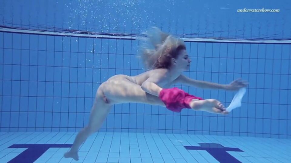 Elena dans vidéo petite jeune de Underwater Show