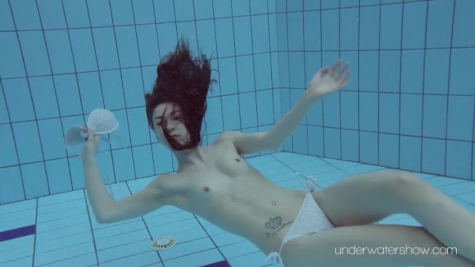 Contenu x de star du porno avec l'hypnotique cochone de Underwater Show