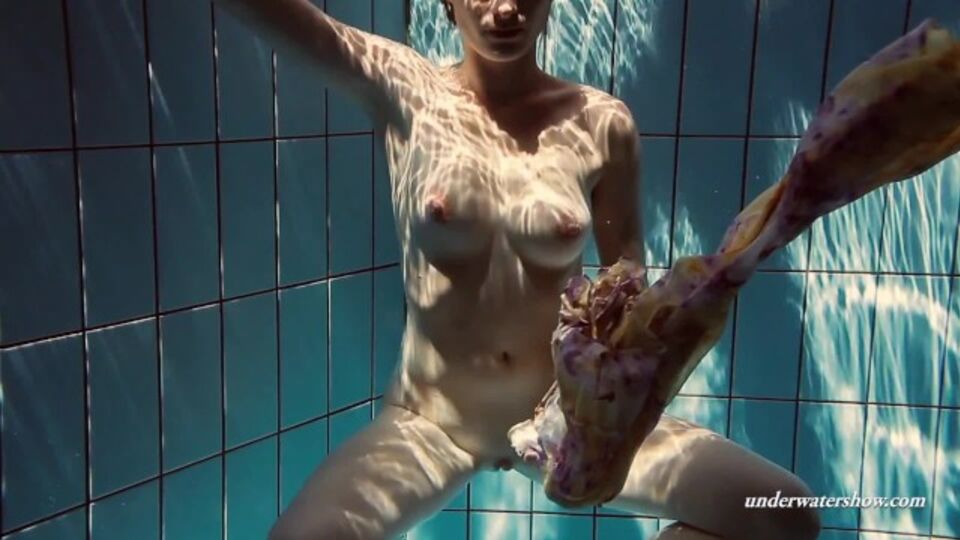 Gut aussehende Lera - Luder Porno - Underwater Show