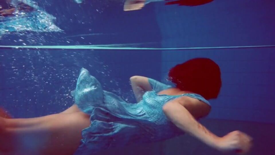 Underwater Show - toma de jovencita