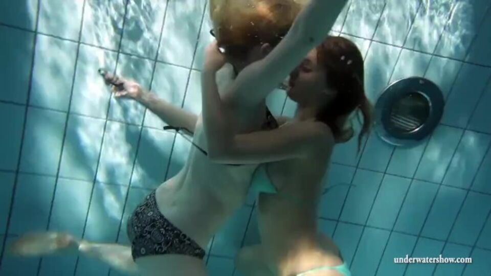 Vidéo de excitant avec l'inaccessible  Zuzana et Lucie de Underwater Show