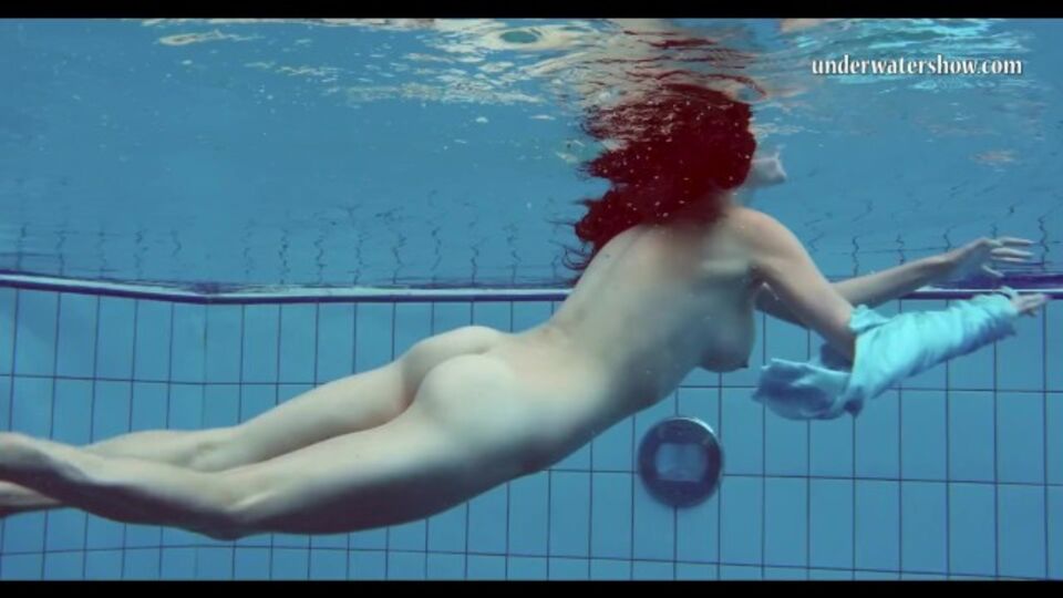 La ravissante pouffe - sexe jeunette - Underwater Show