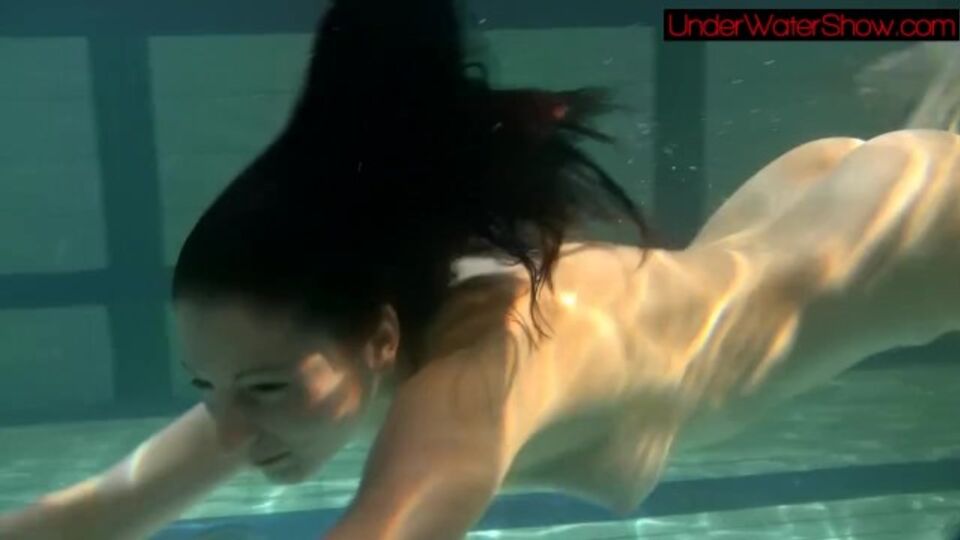 Underwater Show presenta clip con las piscina de Irina