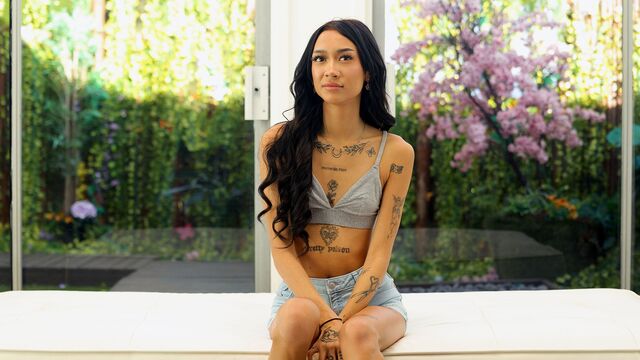 लंबे बाल ट्रेलर Net Girl से आदर्शी रानी के साथ