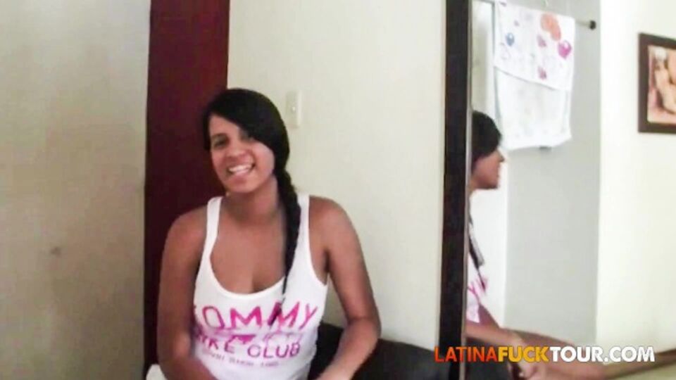 Ramera en pornografía de hardcore de Latina Fuck Tour