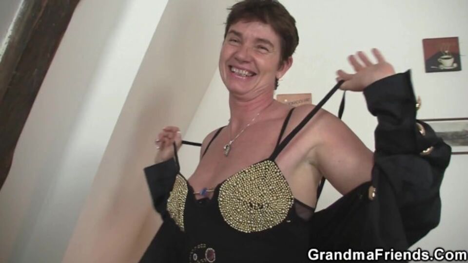 Promiscuous chippie - granny threesome sex - Grandma Friends