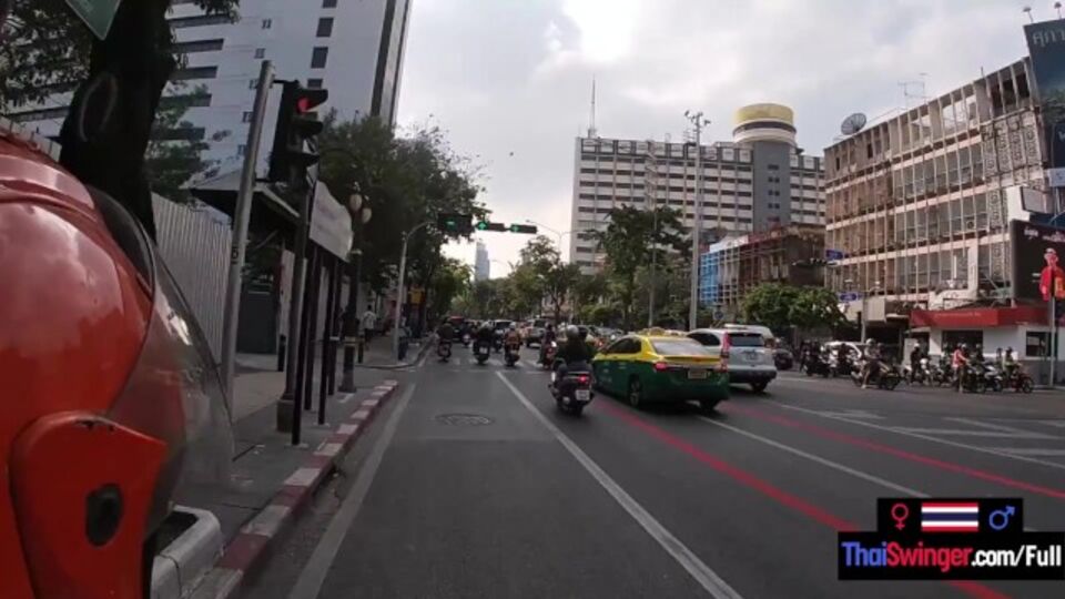 Emocional Bangkok estrelando em Fora de casa gravação