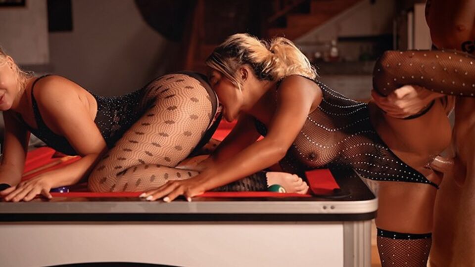 La sale HelloElly en vedette dans clip sperme dans la chatte