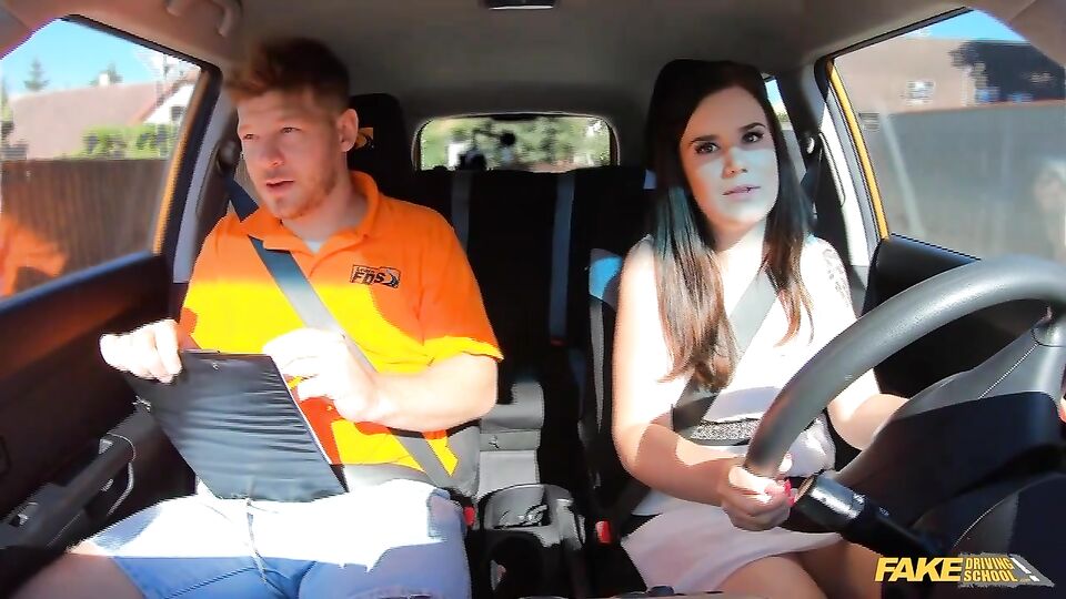 Little Eliss en adelanto de garganta profunda de Fake Driving School