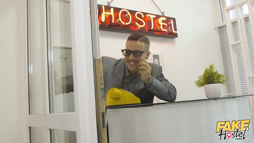 Vídeo con la sexy Nikki Fox con hotel de Fake Hostel