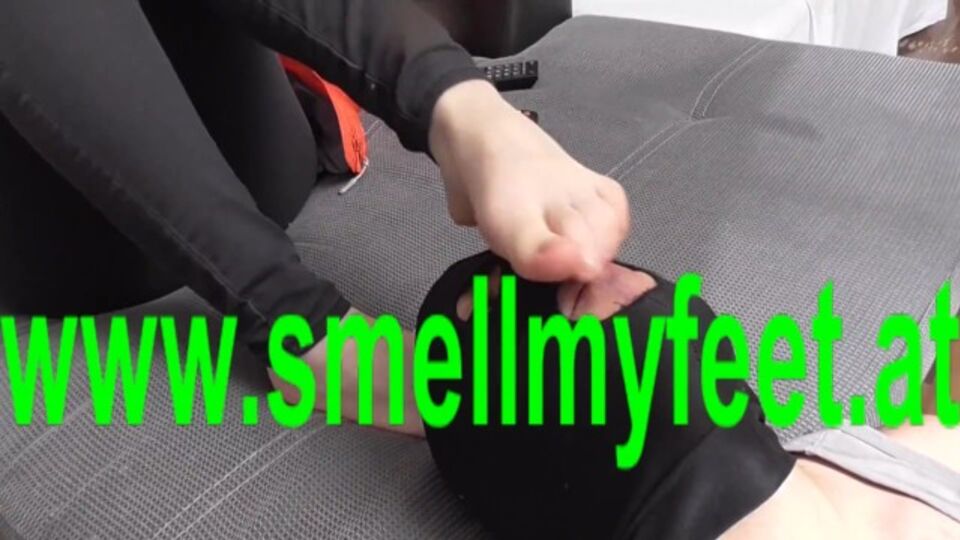 Contenu x de fétichisme des pieds avec la remarquable chérie de Smell My Feet