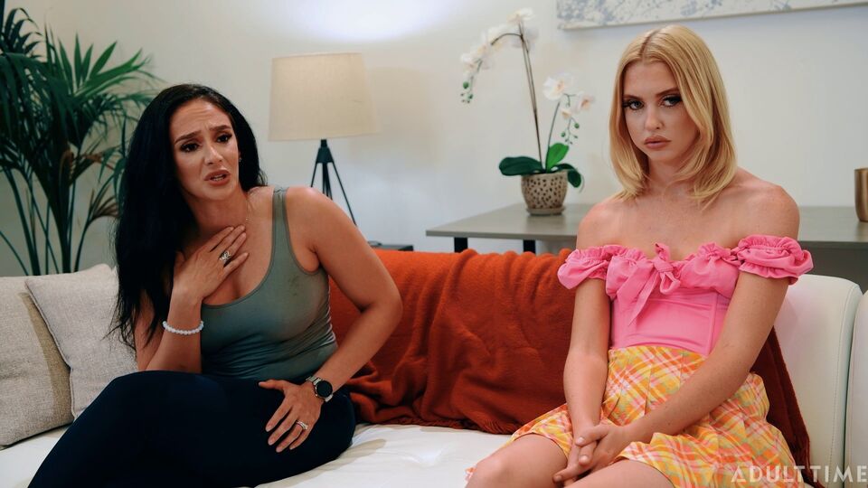 Aprazível  Chloe Cherry e Sheena Ryder estrelando em na poltrona pornô