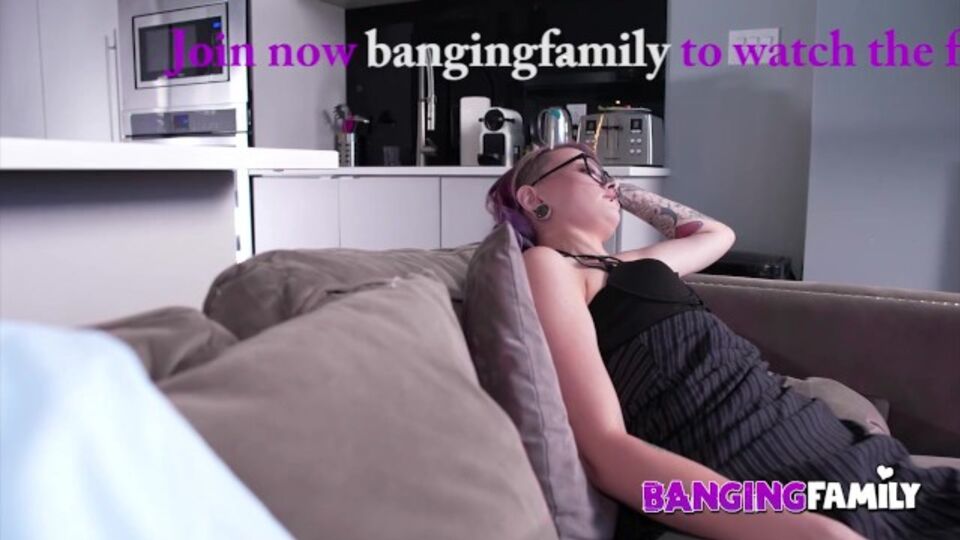 Banging Family presenta trailer facciale con fidanzatina