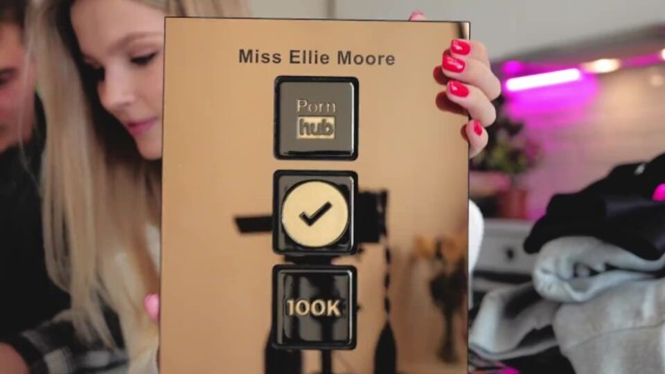 Toma de 60 fps protagonizado por la sensacional Miss Ellie Moore