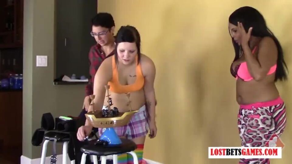 Jovencita en tráiler de striptease de Lost Bets Games