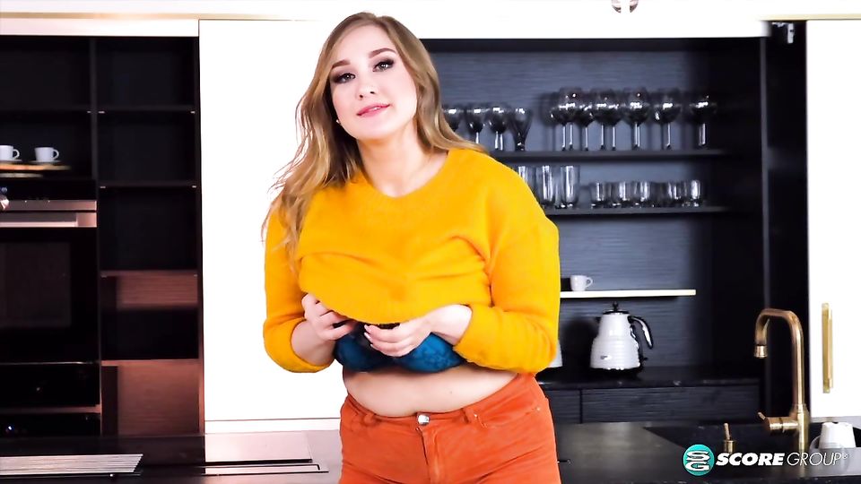 Cheryl Blossom en vídeo de posando de Big Tits