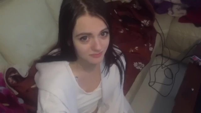 किकियाता  Katy Milligan का लिंग देखें