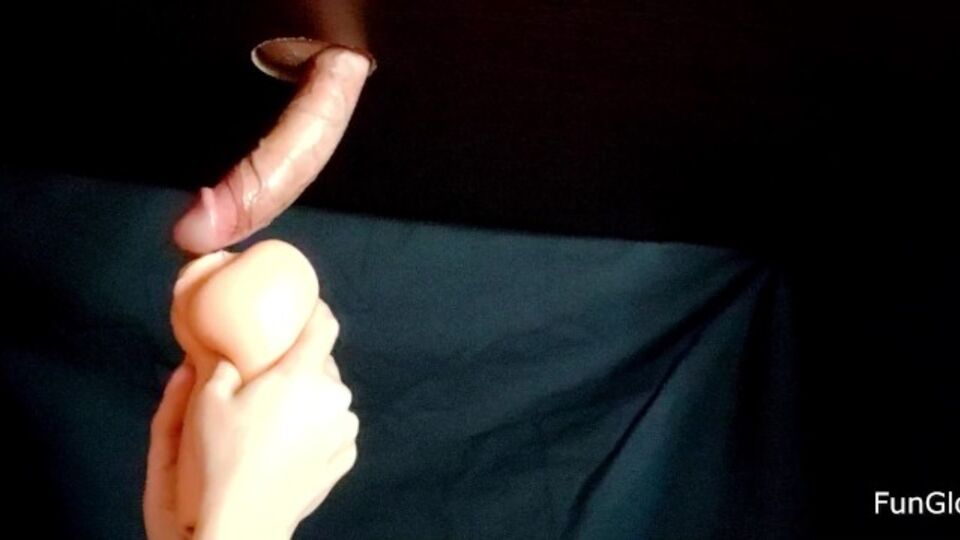 Tolle FunGloryHole in der Hauptrolle in HD Pornofilm