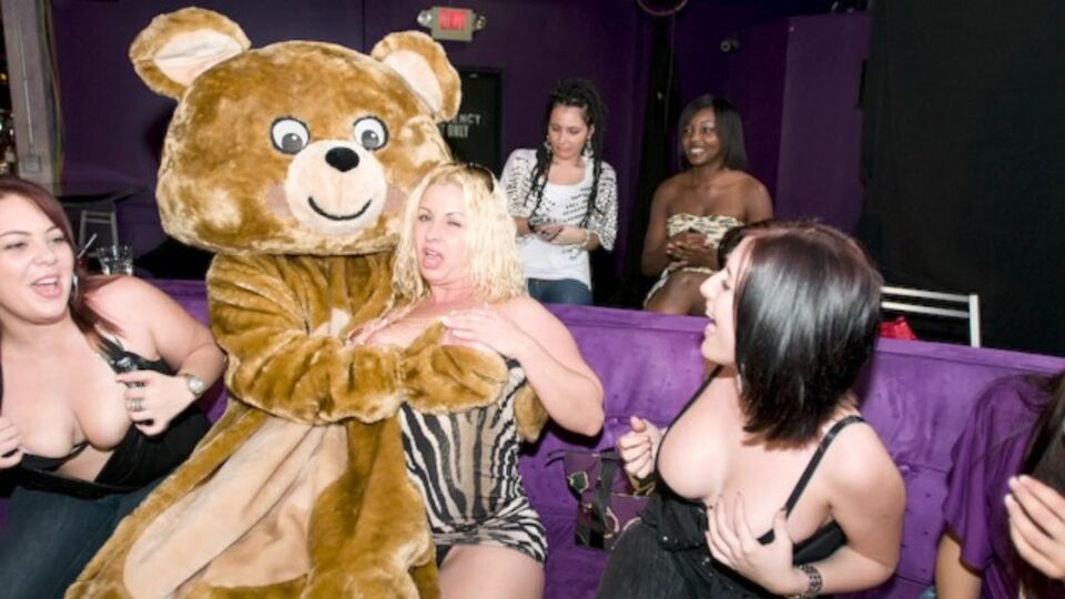 Dancing Bear präsentiert July Jones's Blondine XXX-Film