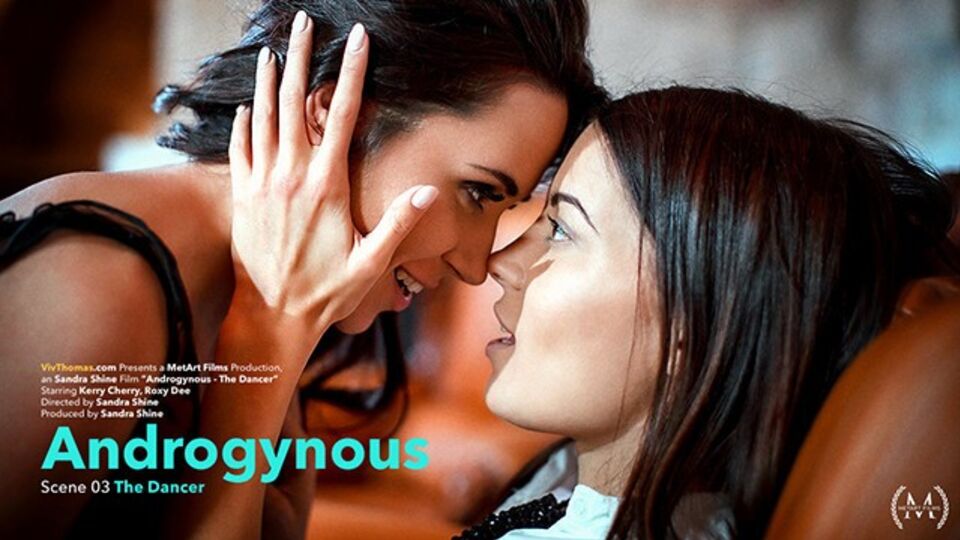 Viv Thomas präsentiert Kerry Cherry und Roxy Dee's Romatisch XXX-Clip