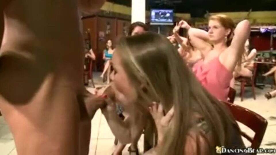 Bettgenossin in Doppelter Blowjob Trailer von Dancing Bear