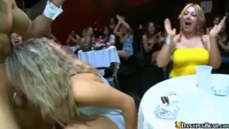 Unerreichbare Mademoiselle in der Hauptrolle in Bekleidete Frau nackter Mann Clip