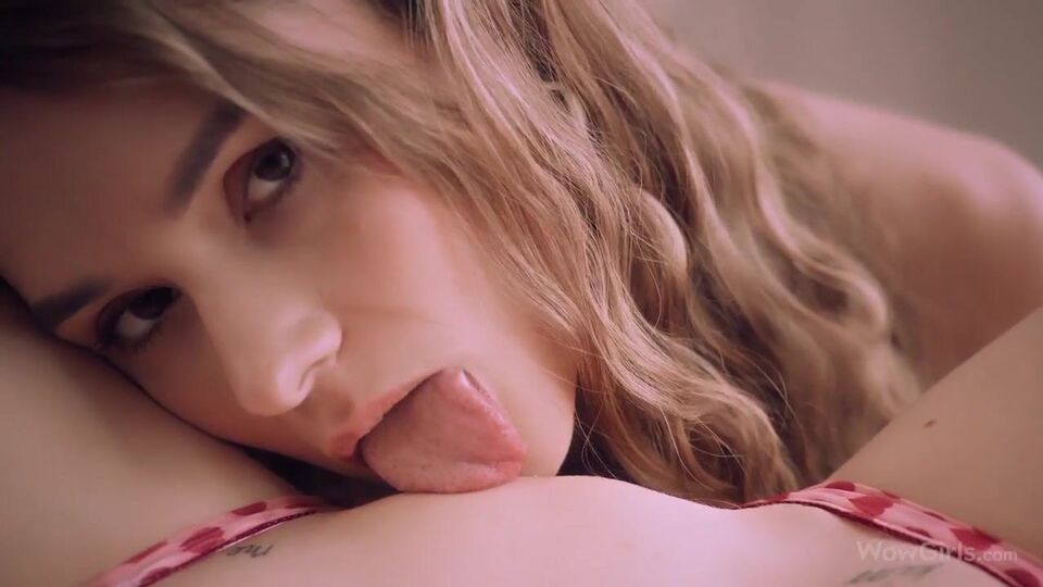 Engelhafte Leona Mia und Kitty Wild's Trailer anschauen