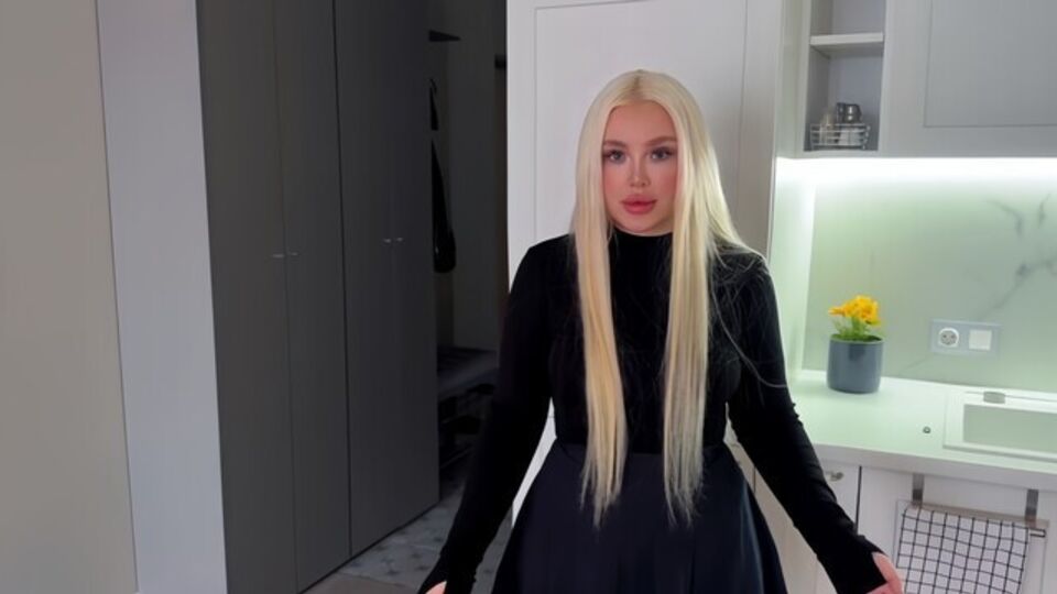 Watch delicious Blondessa's dirt