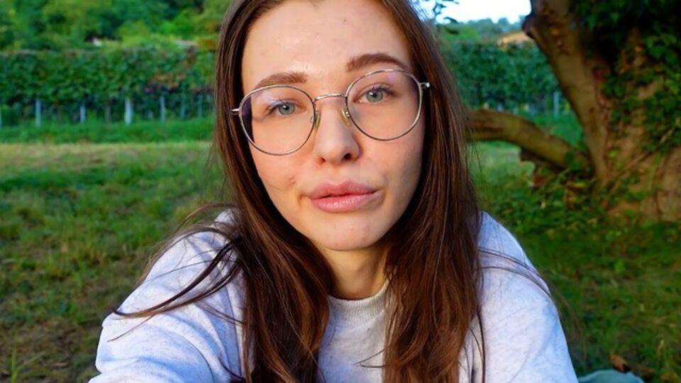 Watch sultry EmmiHill's porn