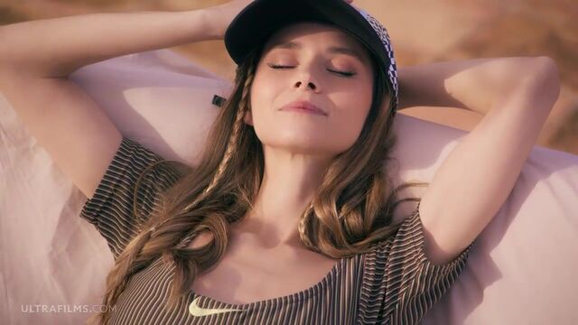 Leona Mia en escena de desnudándose de Ultra Films