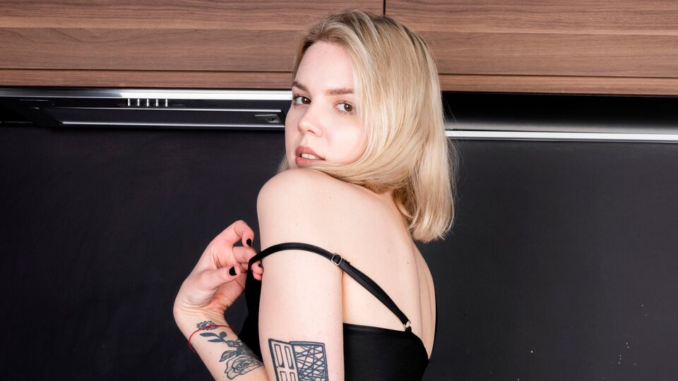 Blonde Teens présente sexe tatouage de Hannah G