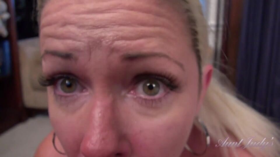Come-hither chick at amateur milf scene