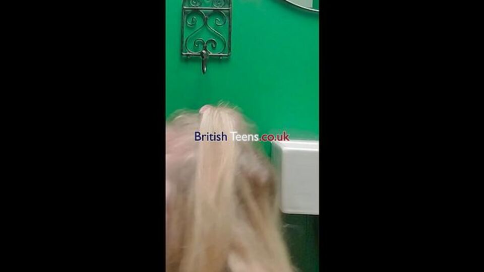 British Teens présente contenu x cosplay de poupée