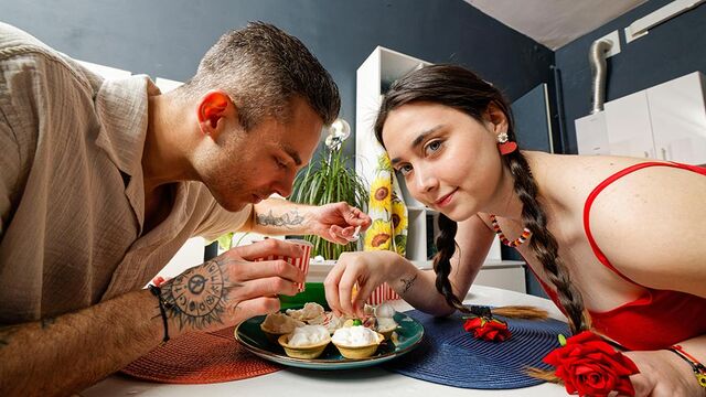 Willy Regal en toma de mamadas de Club Sweethearts