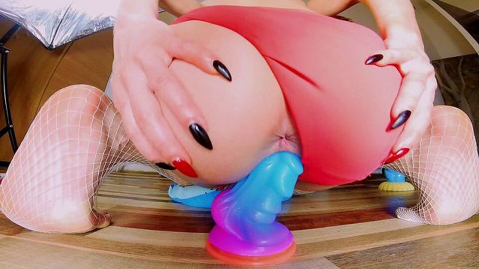 Abbagliante JulyLuane in trailer solo donna